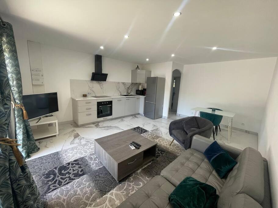Bel Appartement Avec Parking Cabannes Esterno foto