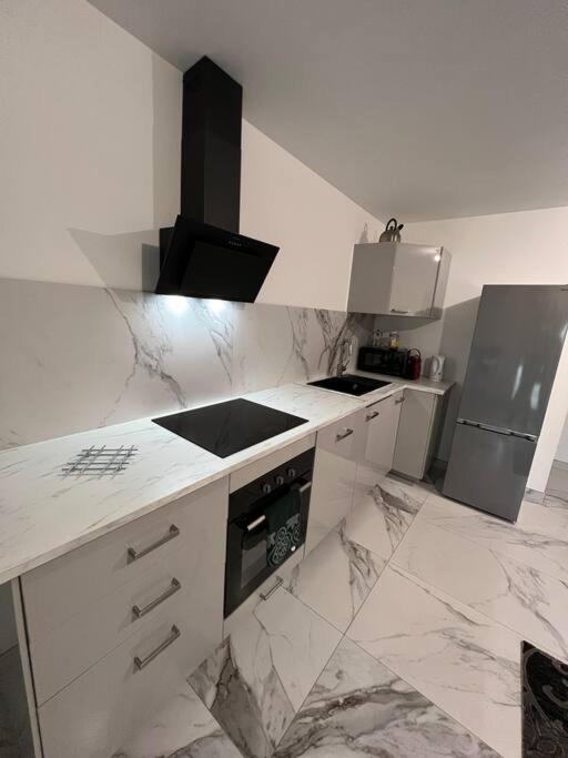 Bel Appartement Avec Parking Cabannes Esterno foto